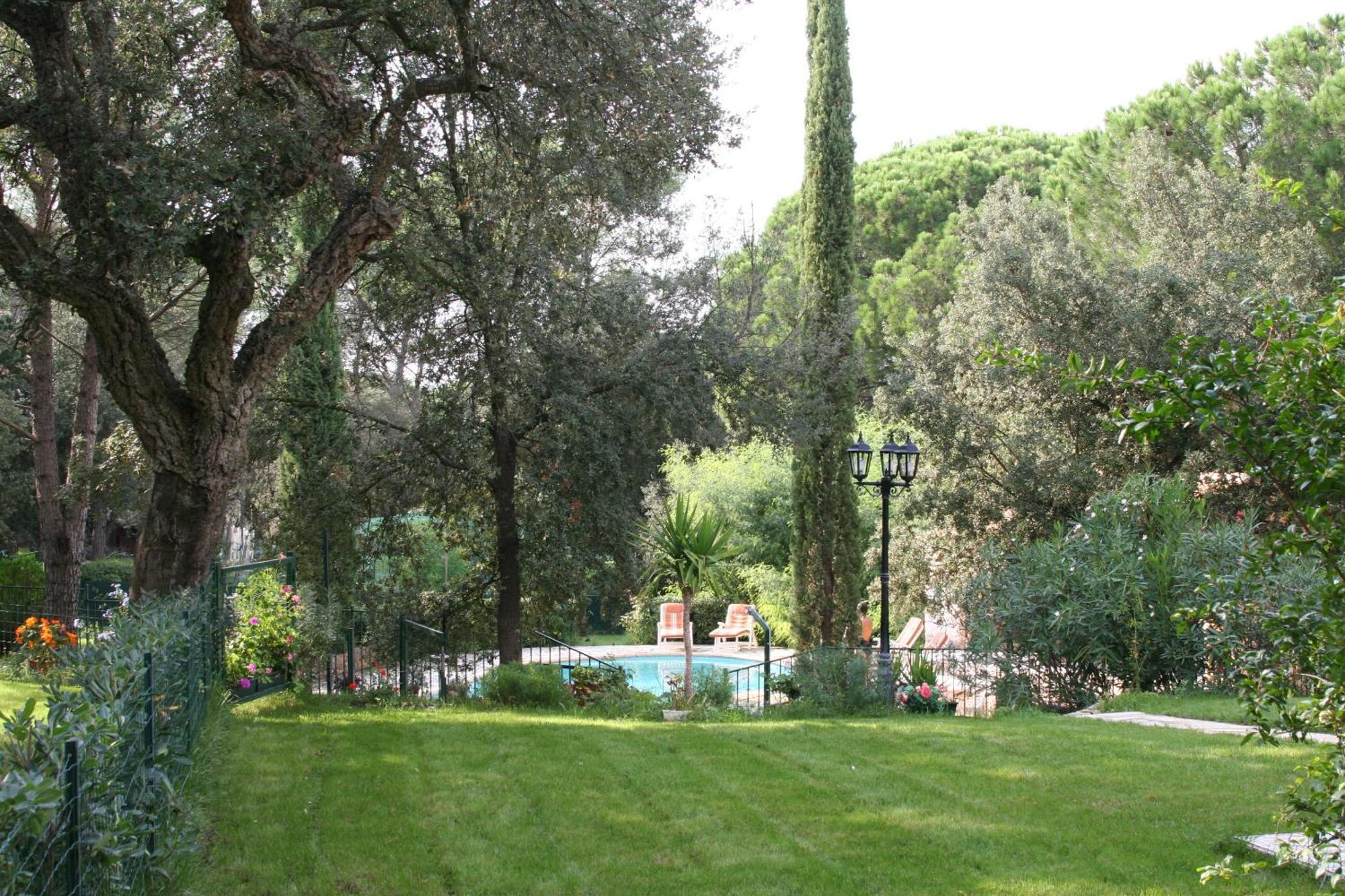 Location Villa Et Studios Roquebrune-Sur-Argens Exterior photo